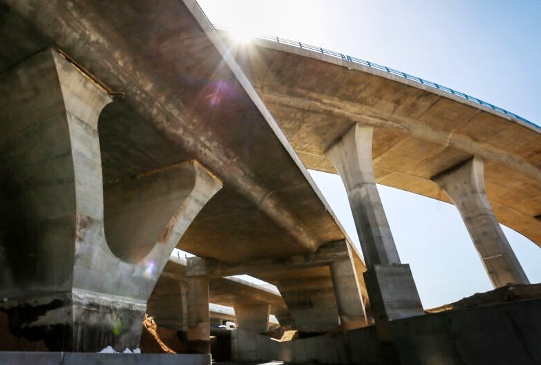 پل تازه افتتاح شده در اصفهان از وسط ترک خورد! 